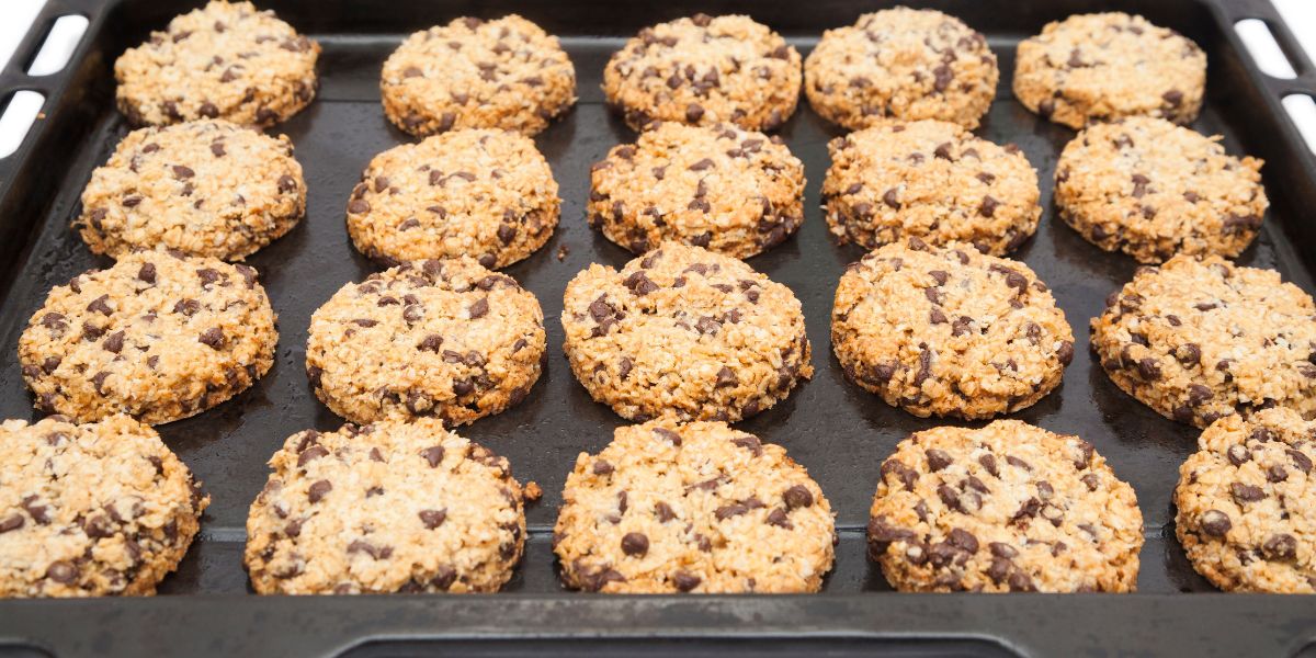 Você está visualizando atualmente Cookie de aveia e chocolate fit delicioso e bem fácil de preparar para o lanche