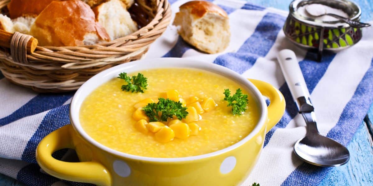 Você está visualizando atualmente Sopa de milho receita cremosa e bem deliciosa da vovó para você e sua família aproveitar no jantar